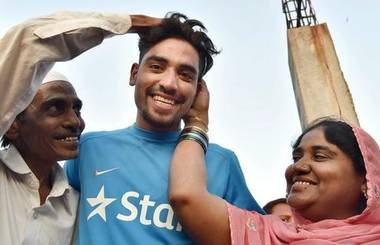 Mohammed Siraj with his parents