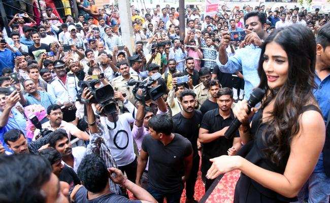 Pooja Hedge fan moment